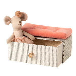 Dancing Mouse in Daybed
